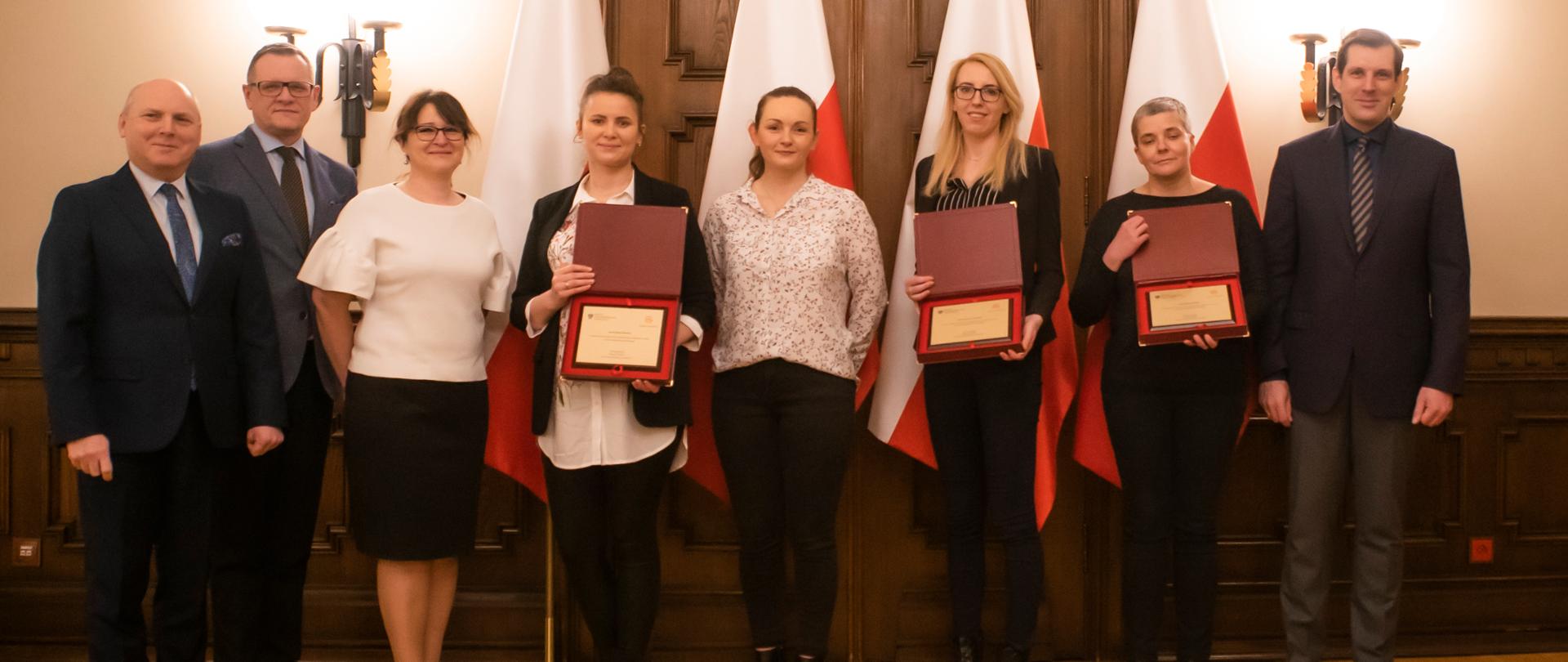 Wojewoda łódzki Tobiasz Bocheński, Dyrektor Generalny ŁUW Mirosław Suski, wicedyrektor łódzkiego CPR oraz wyróżnione operatorki numeru alarmowego 