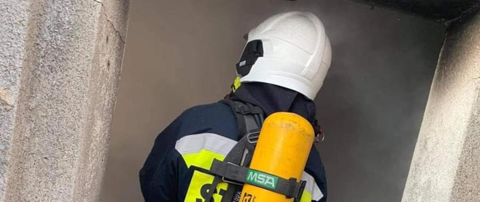 Pożar śmieci w opuszczonym budynku gospodarczym w Dąbrowie