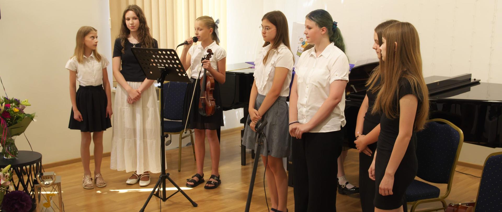 zdjęcie absolwentów cyklu 6-letniego podczas występu