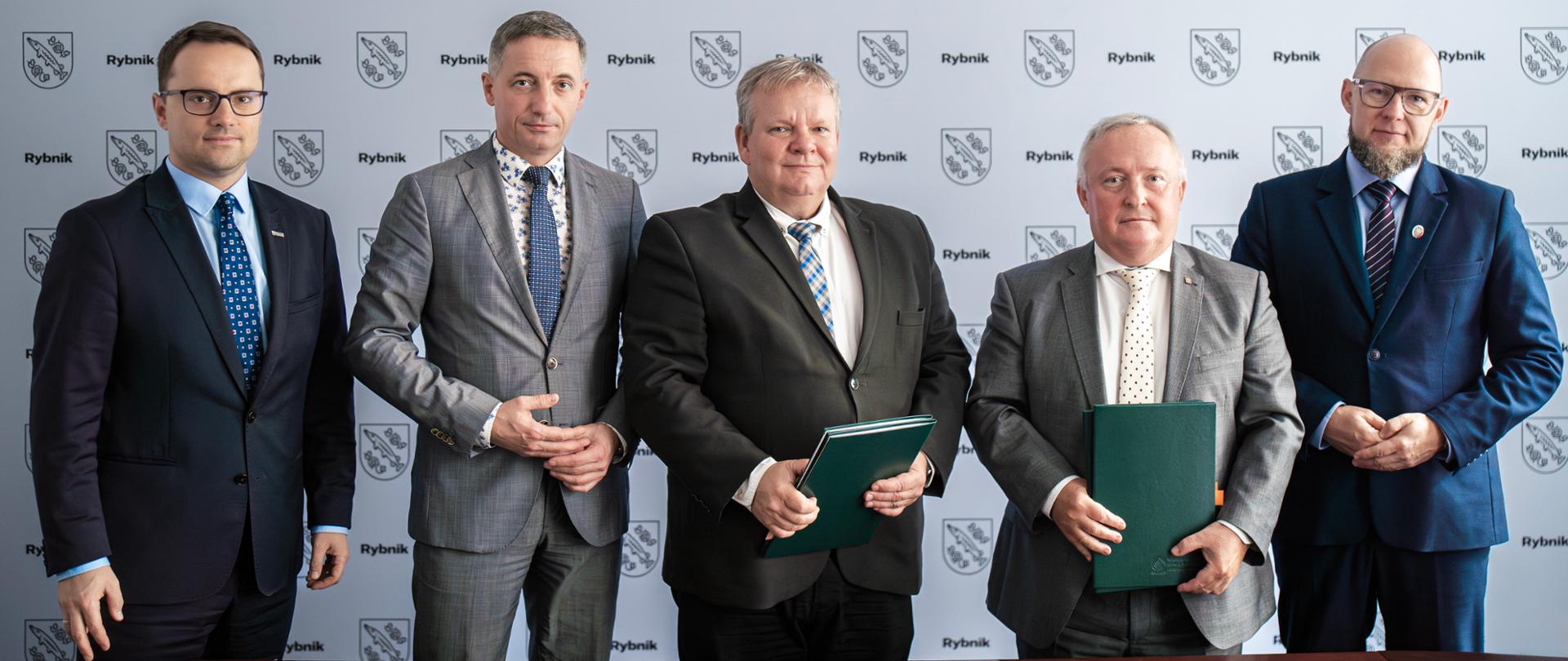 Na zdjęciu od lewej: wiceprezydent Rybnika Wojciech Kiljańczyk, prezydent Rybnika Piotr Kuczera, prezes spółki Centrum Zielonej Energii Adam Ciekański, zastępca prezesa zarządu NFOŚiGW Paweł Augustyn, senator RP Piotr Masłowski