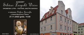 Zdjęcie przedstawia po lewej stronie czarną planszę z informacjami dotyczącymi nazwy koncertu, wykonawcy, miejsca i terminu koncertu oraz reprodukcją portretu Silviusa Leopolda Weissa. Po prawej stronie zdjęcia znajduje się fotografia bocznej ściany oraz frontu budynku szkoły muzycznej w Oławie w pochmurny dzień. 