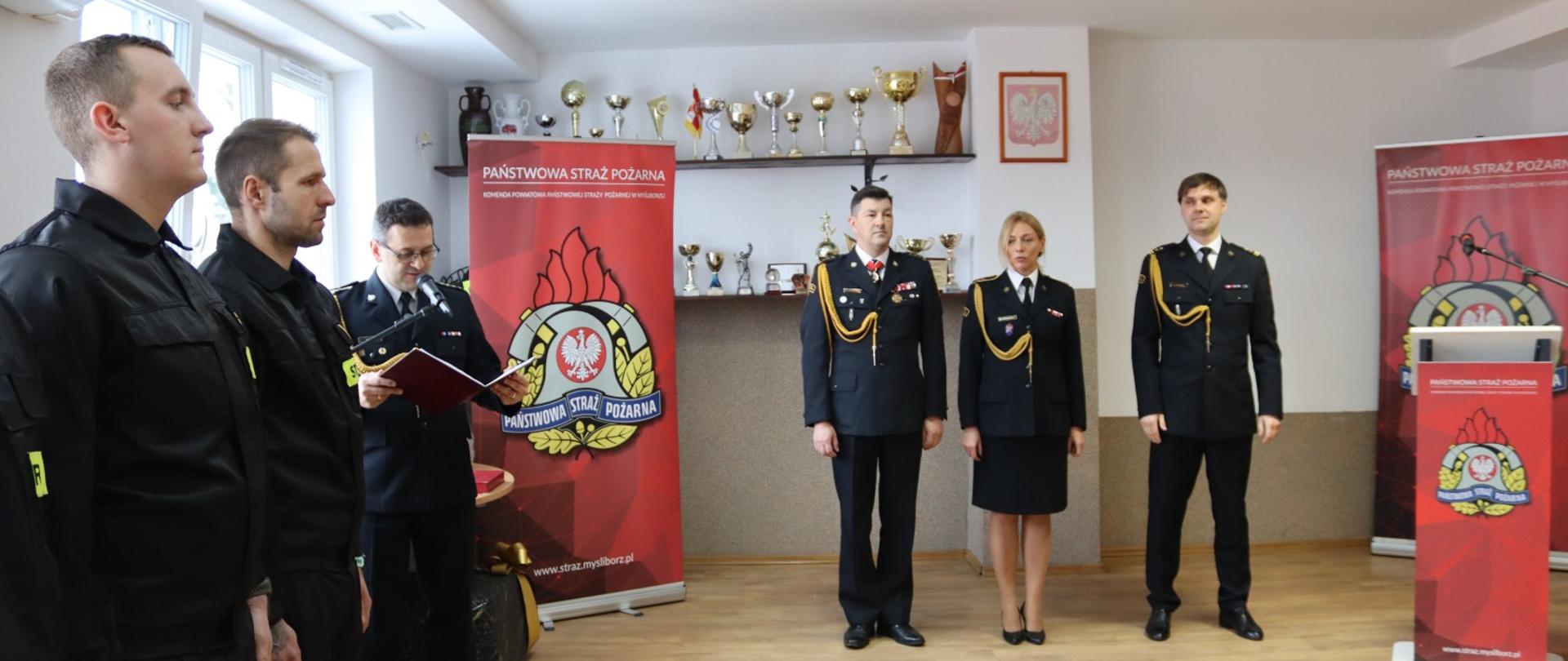 Zdjęcie przedstawia funkcjonariuszy podczas uroczystej zbiórki w związku z przejściem funkcjonariuszki na zaopatrzenie emerytalne.