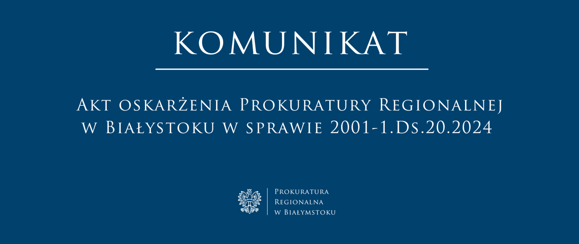 Baner w kolorze ciemnoniebieskim. U góry, dużymi białymi literami, znajduje się napis „KOMUNIKAT”, oddzielony cienką białą linią. Poniżej umieszczony jest tekst: „Akt oskarżenia Prokuratury Regionalnej w Białymstoku w sprawie 2001-1.Ds.20.2024”. W dolnej części baneru znajduje się białe godło państwowe oraz podpis „Prokuratura Regionalna w Białymstoku”.
