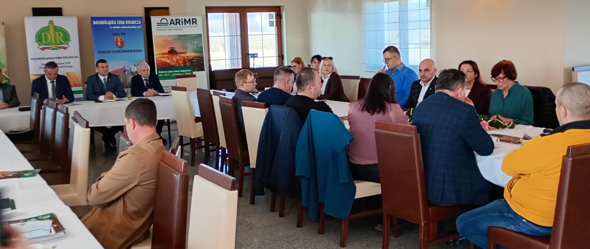 Uczestnicy Posiedzenia siedzący na sali konferencyjnej. 