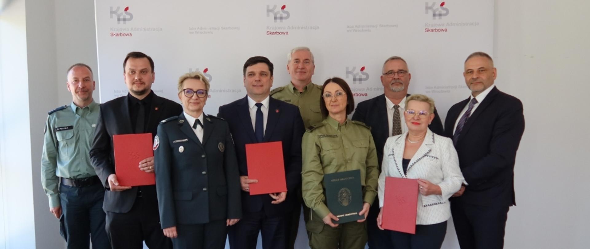 Grupowe zdjęcie przedstawicieli Krajowej Administracji Skarbowej i przedstawicieli Straży Granicznej