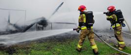 Strażacy gaszą stodołę