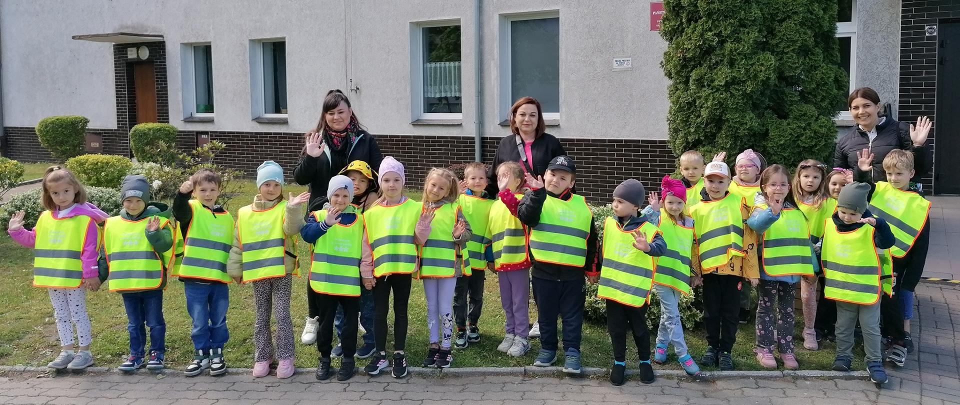 Zdjęcie przedstawiające wykonawców koncertu w ramach organizacji poranków muzycznych dla szkół i przedszkoli, które odbyły się 15 i 19 maja 2025 r. w auli szkoły.