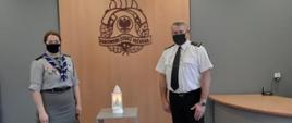 Komandant KM PSP w Sopocie otrzymuje od harcerki lampion symbolizujący Betlejemskie Światło Pokoju.