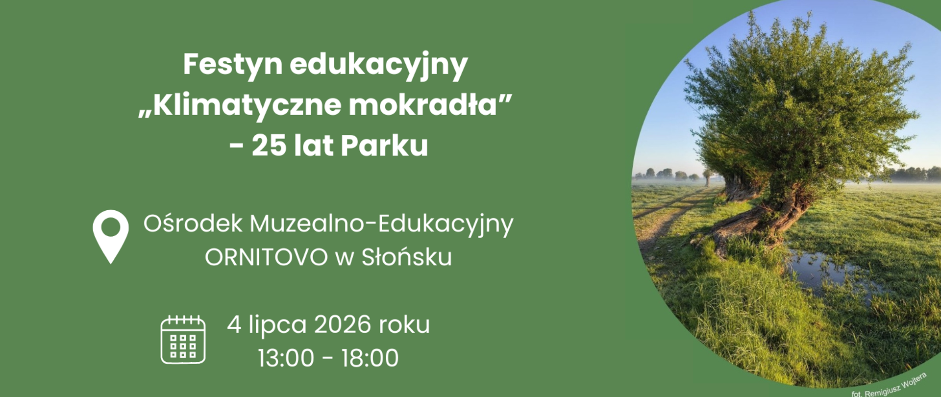 Po lewej stronie tekst: Festyn edukacyjny "Klimatyczne mokradła" - 25 lat Parku. Po prawej stronie zdjęcie drzewa na łące.