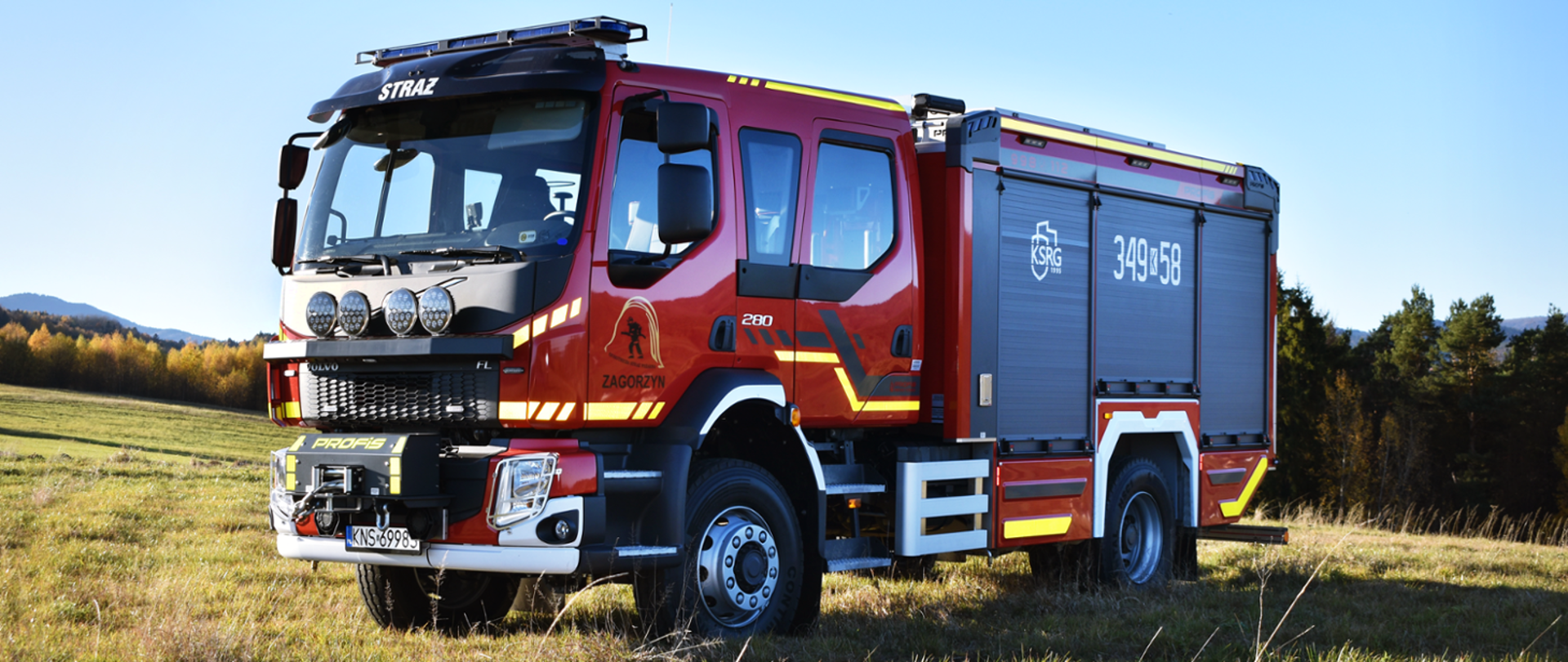 Wóz strażacki na polu