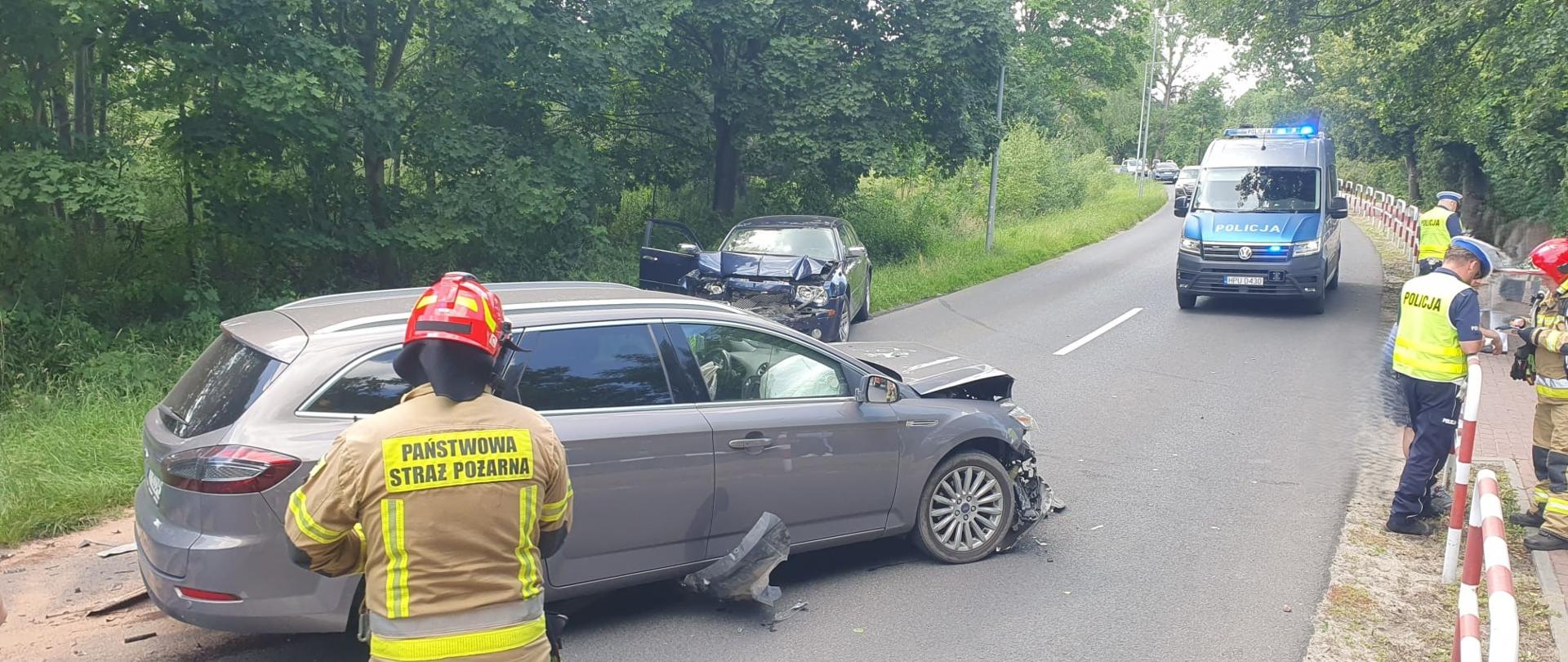 Rozbite pojazdy i pracujące służby