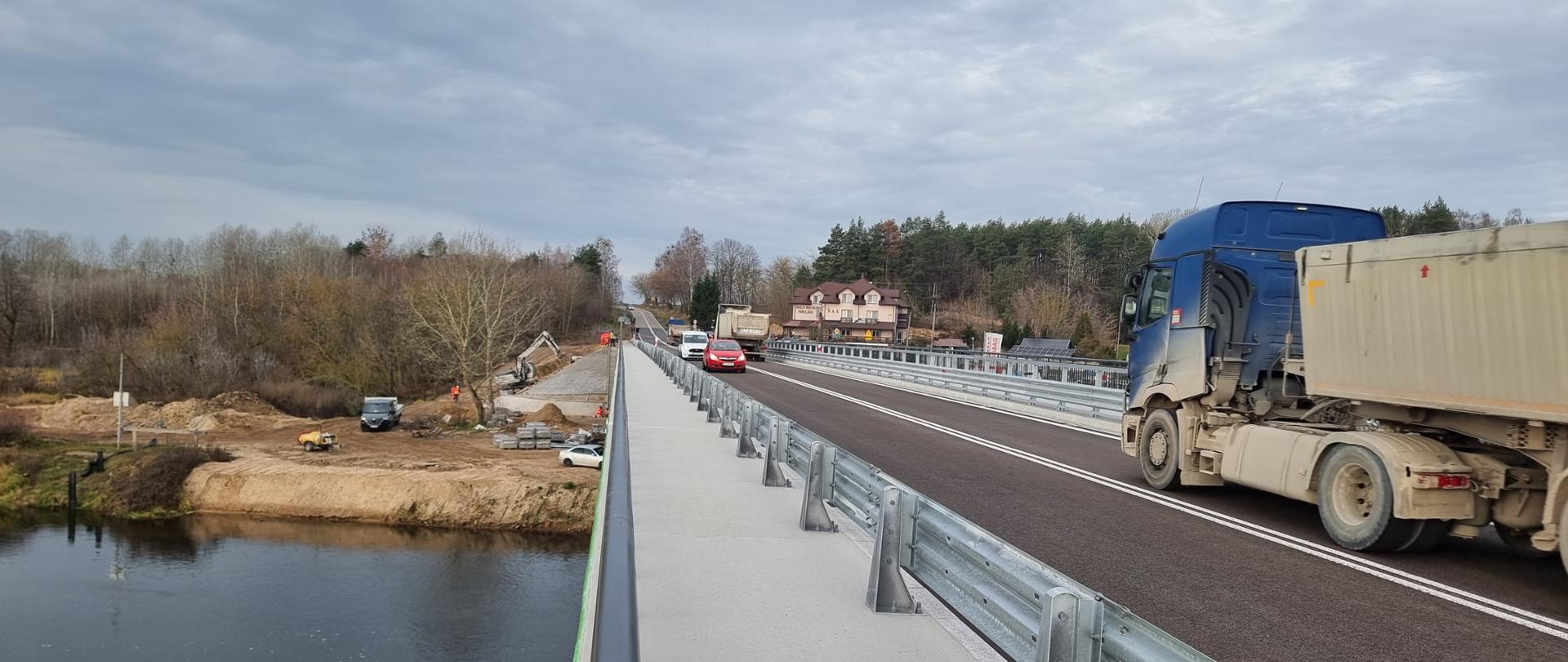 Otwarcie mostu nad rz. Narew koło miejscowości Wizna w ciągu DK64. Pierwsze pojazdy na Moście, w tle zaplecze budowy
