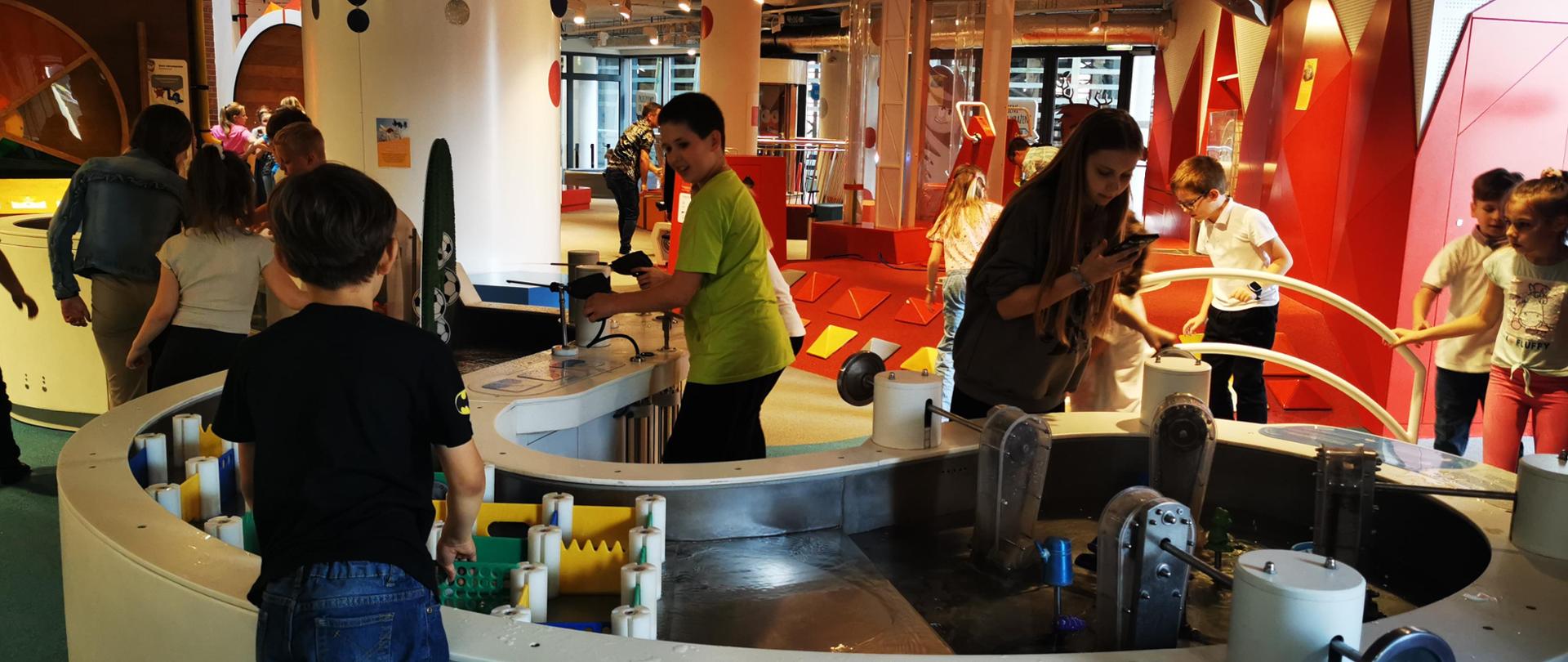 ścieżka żywiołów - zabawy uczniów