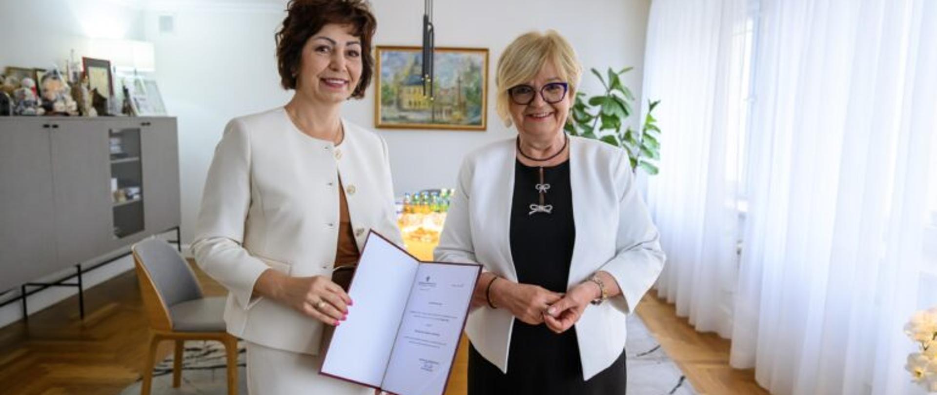 Zdjęcie przedstawia wojewodę podkarpackiego Teresę Kubas-Hul i konsultanta wojewódzkiego w dziedzinie medycyny pracy Magdalenę Skoblewską