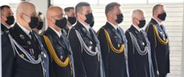 Prezesi OSP z terenu woj. śląskiego stojący w szeregu, ubrani w mundury galowe