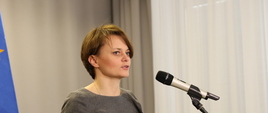 Przemawiająca minister Jadwiga Emliewicz na konferencji 