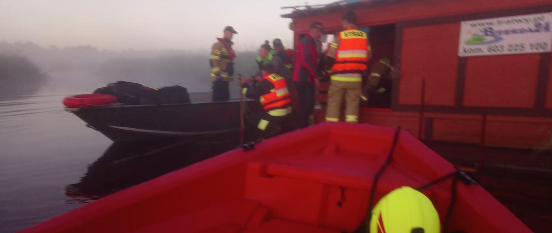 Na zdjęciu widoczni strażacy podczas działań na rzece Biebrza