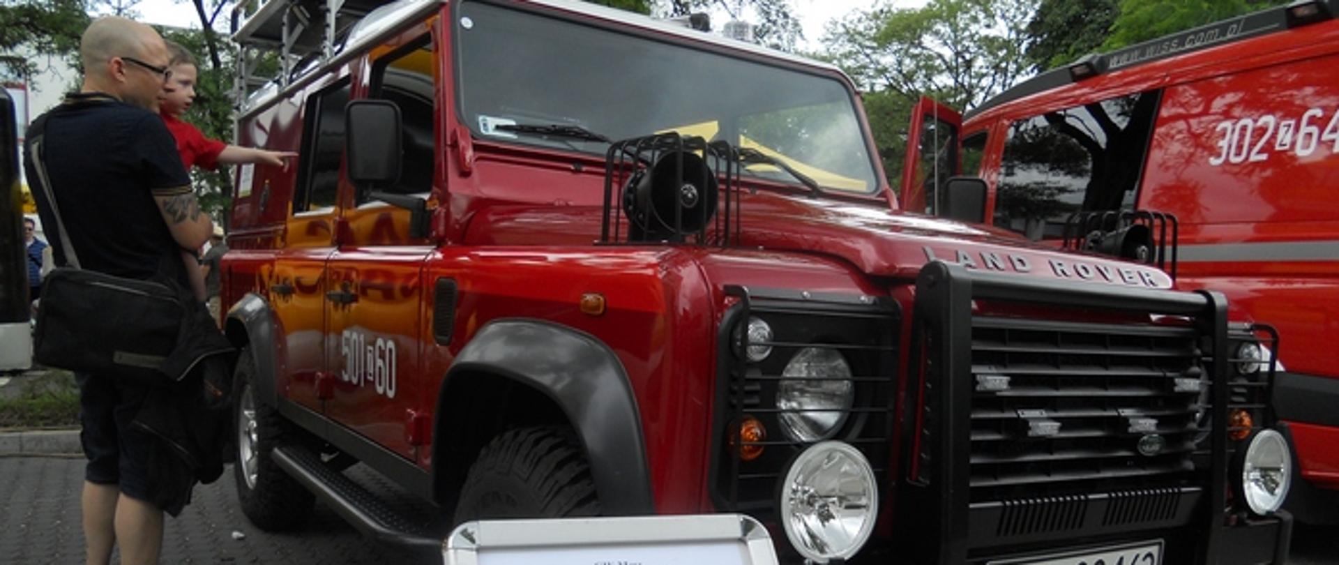 Zdjęcie przedstawia specjalny samochód do rozpoznania chemicznego