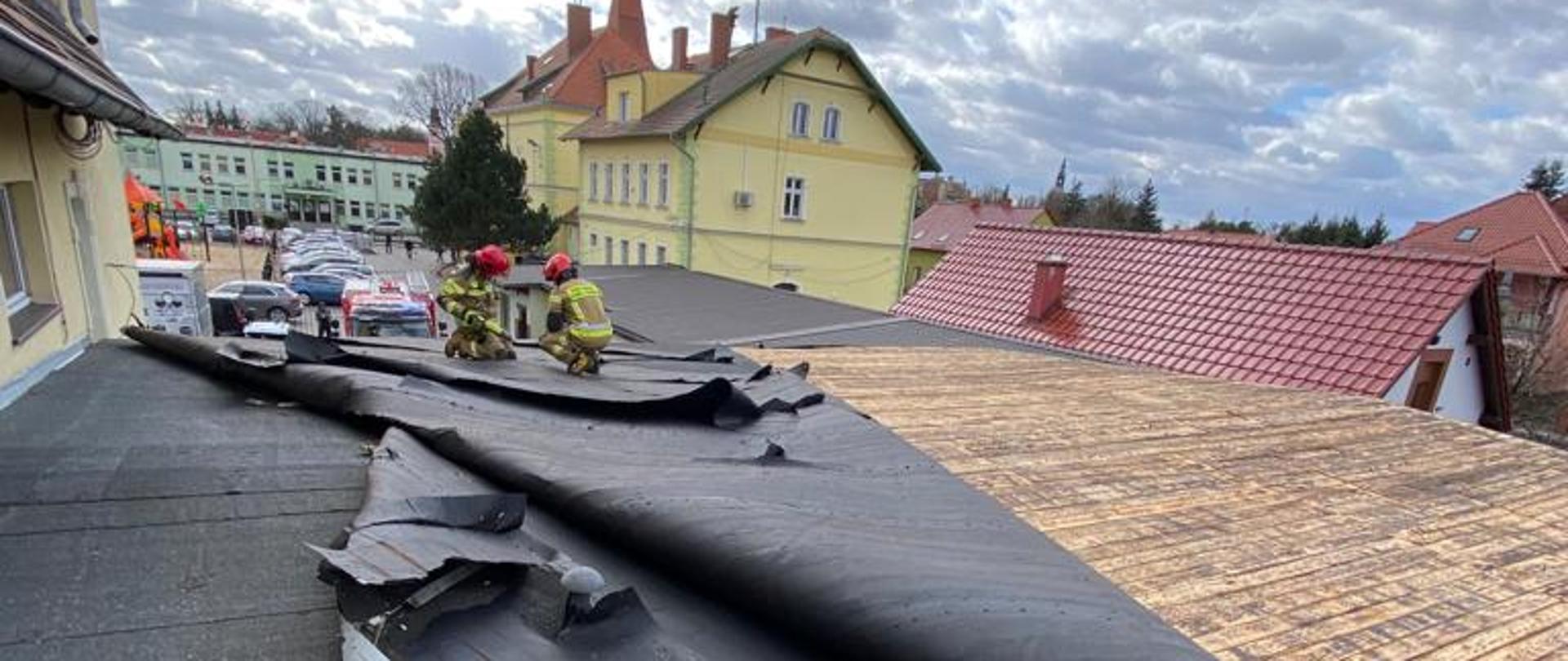 Uszkodzone pokrycie dachu na remizie OSP Chocianów