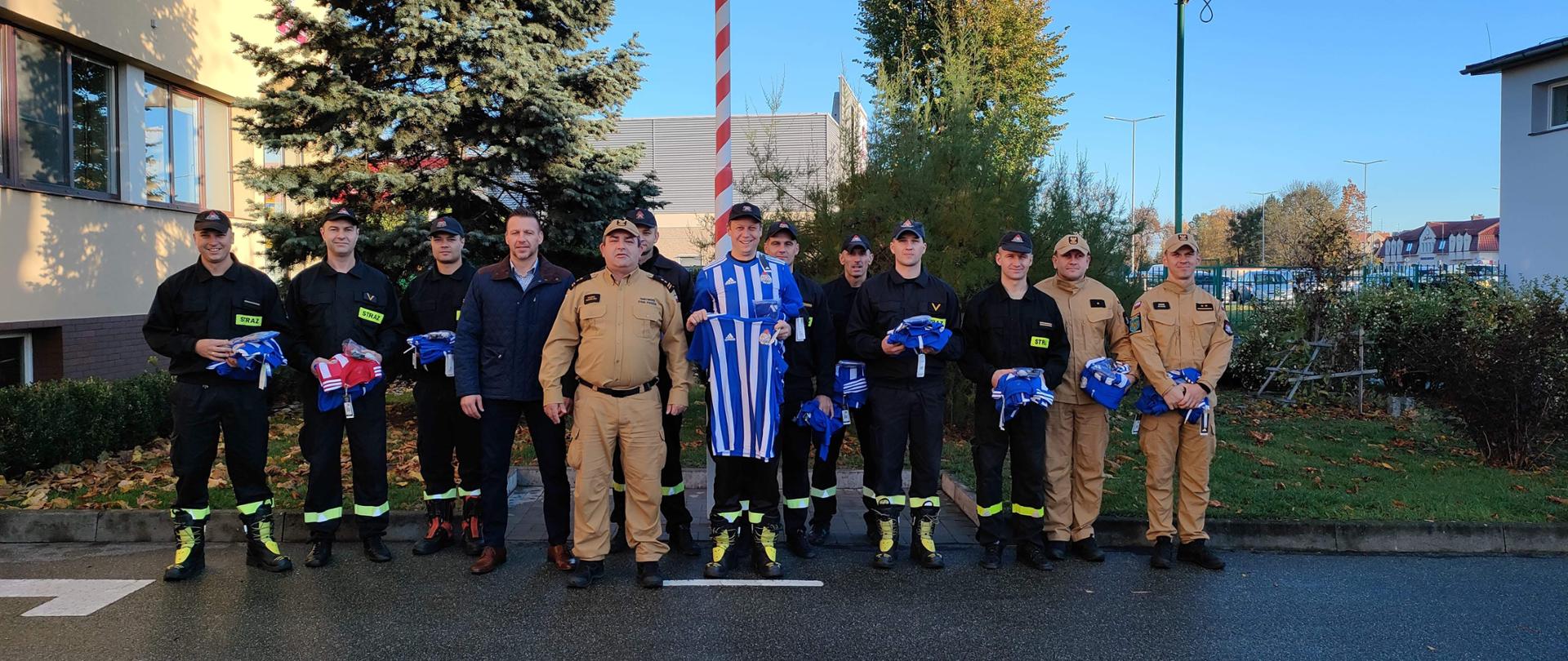 Strażacy PSP Podczas wręczenia nowych strojów od firmy ekoregion 