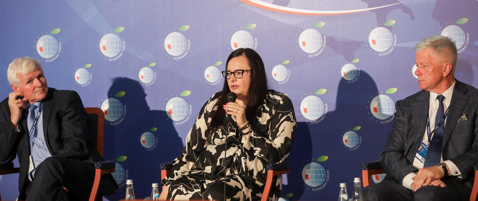 Wiceminister Małgorzata Jarosińska-Jedynak z mikrofonem w dyskusji panelowej 