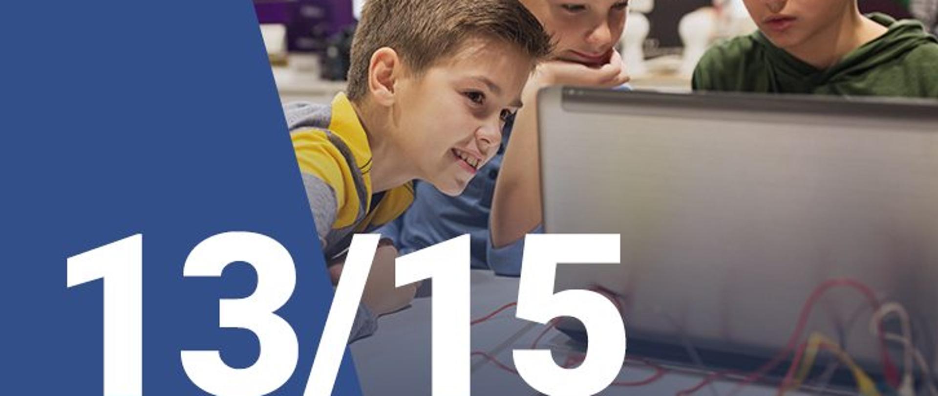 Na zdjęciu widzimy trzech chłopców patrzących na ekran laptopa. W dolnym lewym rogu widoczna jest numeracja zdjęcia (13/15)