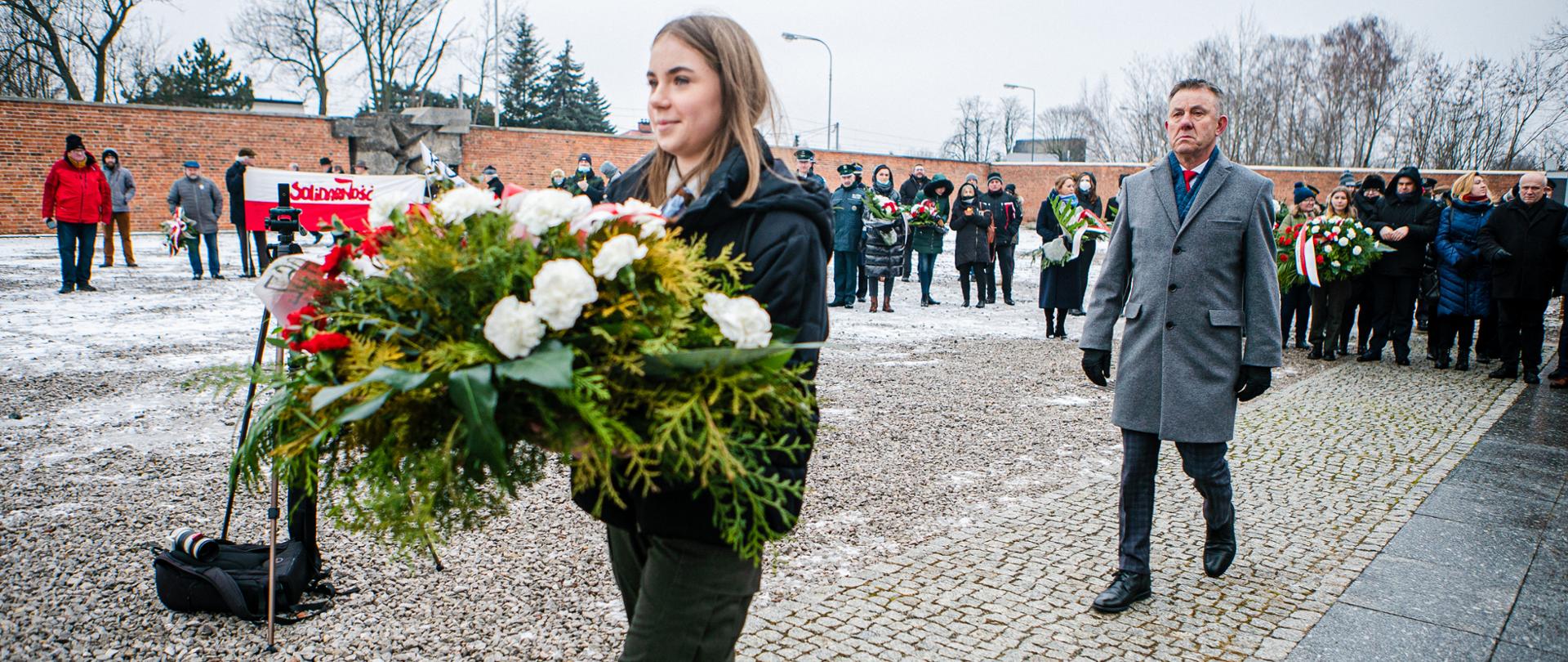 Symboliczne składanie kwiatów 