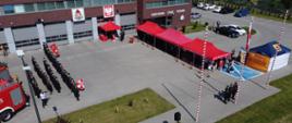 Plac wewnętrzny w trakcie uroczystości, widok z drona
