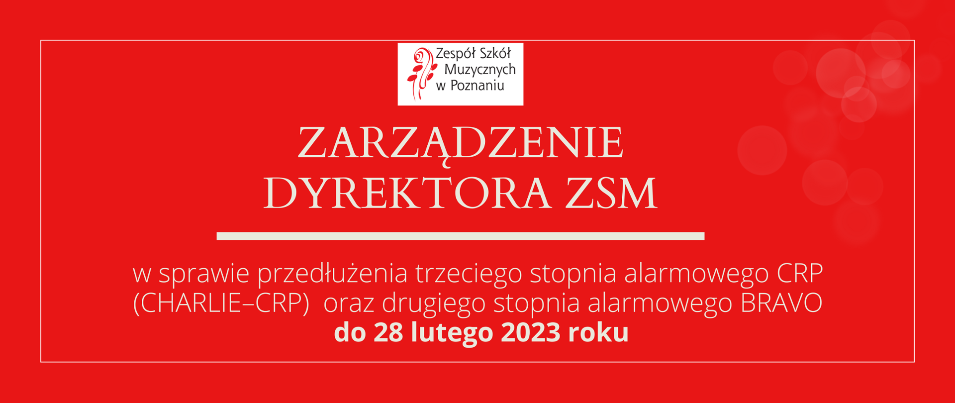 Grafika na czerwonym tle. Do góry logo ZSM, poniżej tekst: ZARZĄDZENIE DYREKTORA ZSM. W sprawie w sprawie przedłużenia trzeciego stopnia alarmowego CRP (CHARLIE–CRP) oraz drugiego stopnia alarmowego BRAVO do 28 lutego 2023 roku
