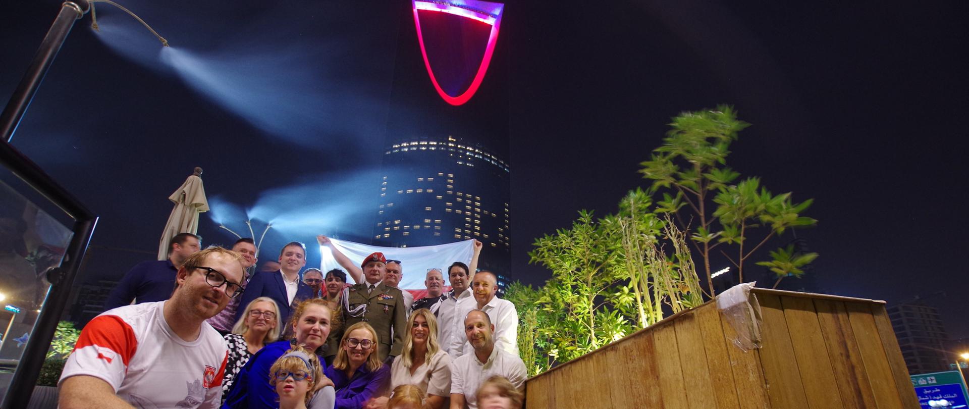 Iluminacja Kingdom Tower z okazji Święta Wojska Polskiego 2022