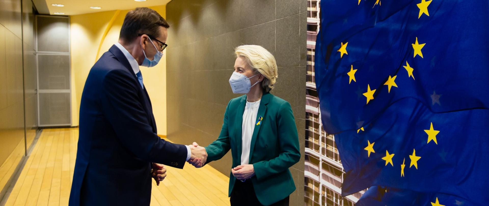 Uścisk dłoni premiera i Ursuli von der Leyen.