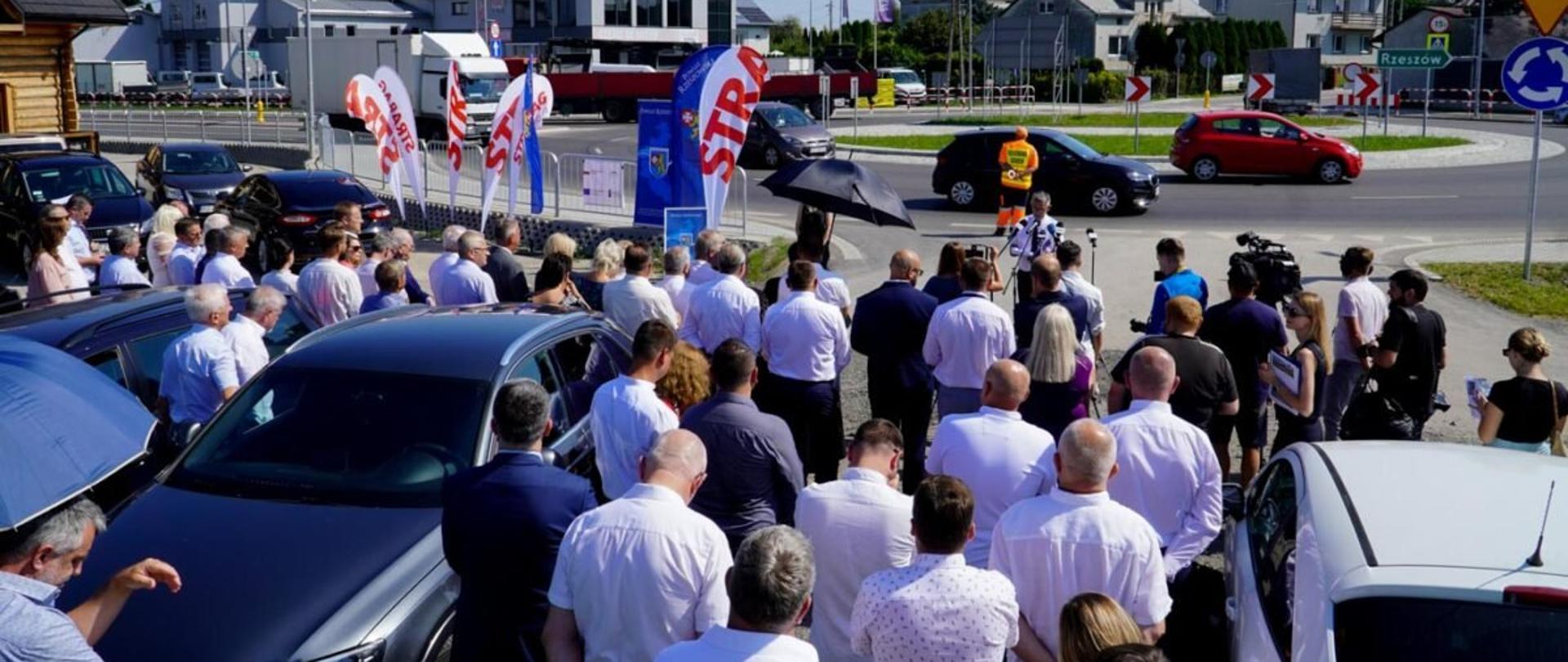 Uczestnicy uroczystości zgromadzeni niedaleko ronda