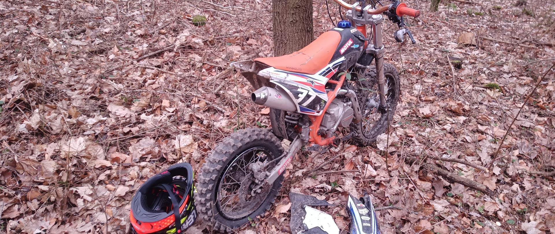 Motocykl crossowy oparty o drzewo