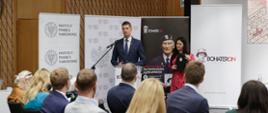 Konferencja z udziałem wiceministra Dariusza Piontkowskiego. W tle banery związane z projektem BohaterON.
