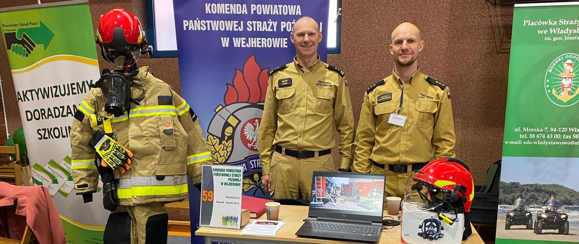 Na zdjęciu znajdują się funkcjonariusze PSP promujący zawód strażaka
