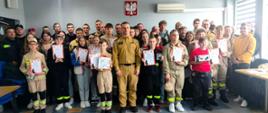 Zdjęcie grupowe uczestników Eliminacji Powiatowych Turnieju Wiedzy Pożarniczej „Młodzież Zapobiega Pożarom”