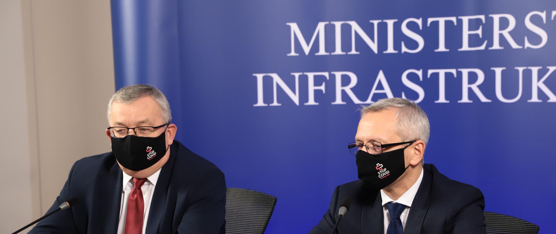 Najważniejsze zapisy pakietu deregulacyjnego dla kierowców przedstawili minister infrastruktury Andrzej Adamczyk oraz sekretarz stanu w Kancelarii Prezesa Rady Ministrów Marek Zagórski