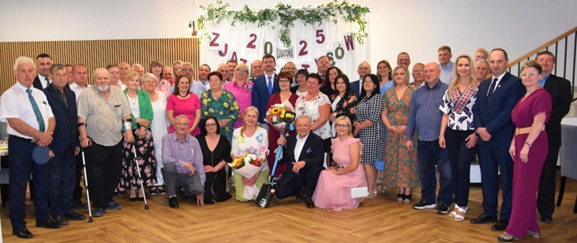 Na zdjęciu grupa osób pozuje do zdjęcia – są to uczestnicy Dnia Sołtysa Powiatu Krośnieńskiego w Lubatowej.