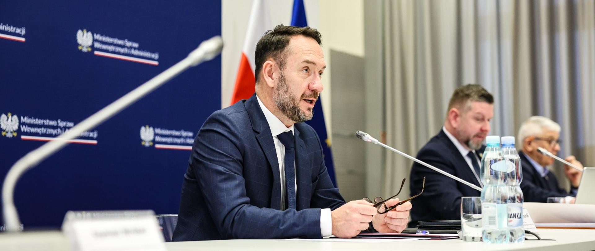 Wiceminister Tomasz Szymański, współprzewodniczący Komisji Wspólnej Rządu i Samorządu Terytorialnego, podczas posiedzenia. W tle prezydent Mieczysław Kieca i Marek Wójcik, przedstawiciele strony samorządowej.