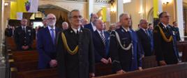 Na zdjęciu strażacy oraz samorządowcy podczas mszy świętej w kościele
