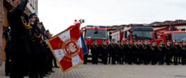 Funkcjonariusze oraz Druhowie OSP śpiewają Hymn Rzeczpospolitej Polskiej. 