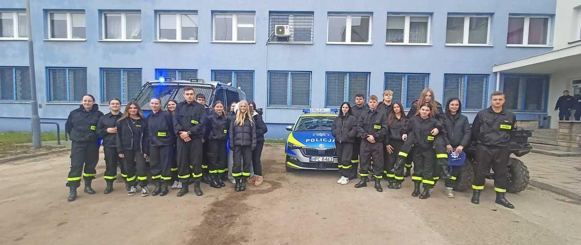Zdjęcie grupowe podczas Drzwi Otwartych w Komendzie Miejskiej Policji we Włocławku.