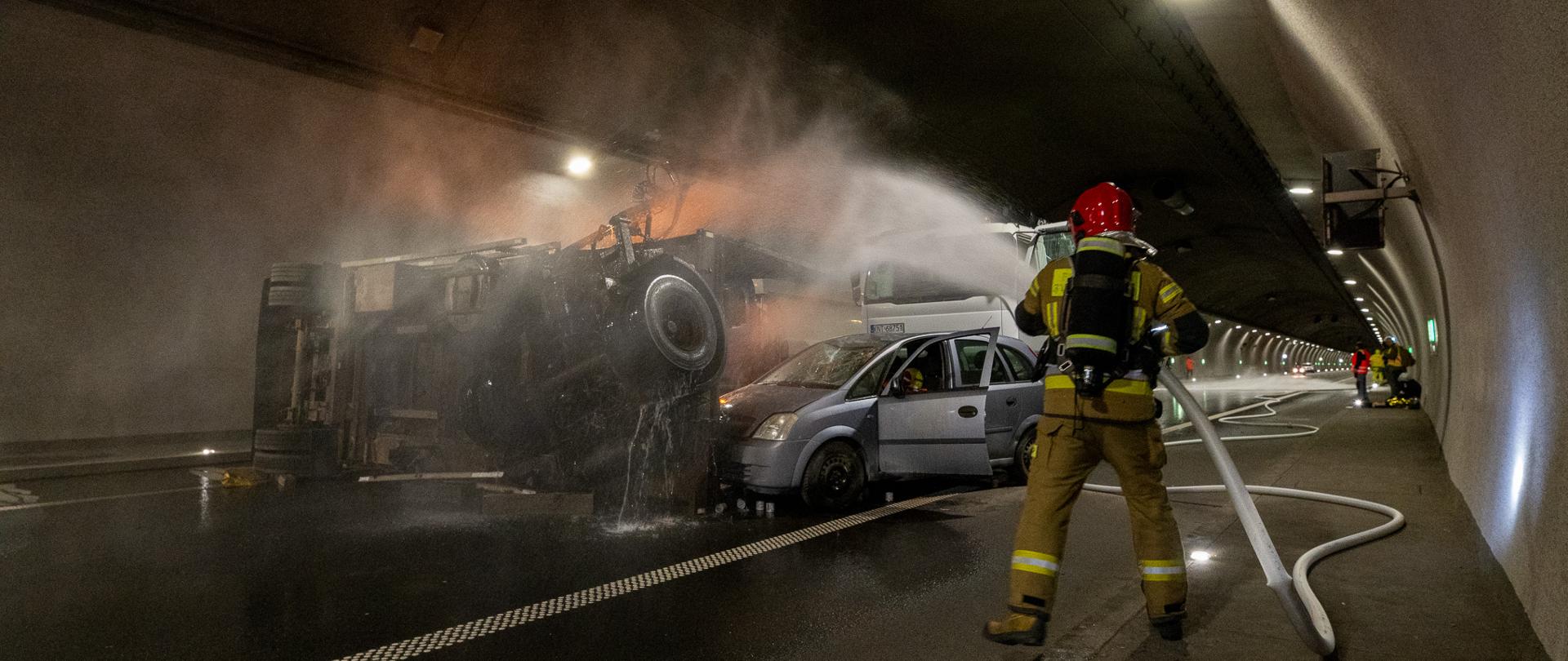 Ćwiczenia służb ratowniczych w tunelu na odcinku S7 Naprawa - Skomielna Biała
