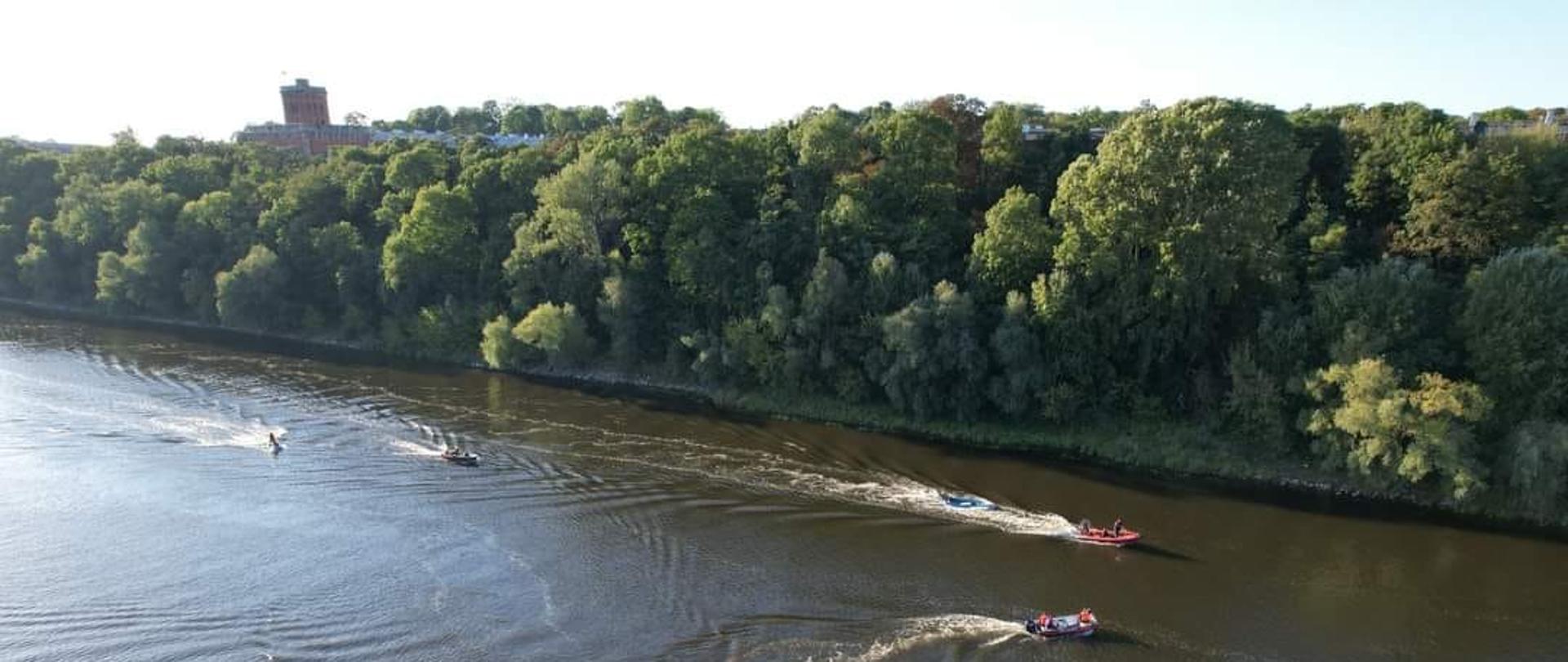 Łodzie ratownicze w trakcie ćwiczeń na rzece