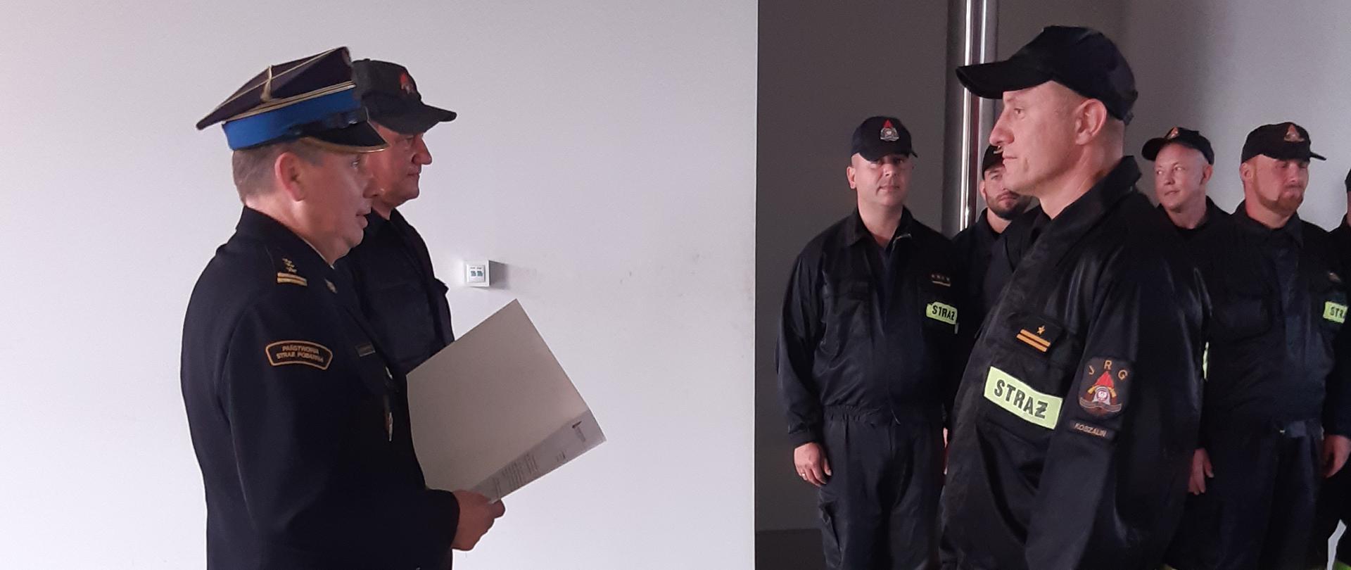 25 lat służby mł. bryg. Arkadiusza Buraka. Wręczenie nagrody.