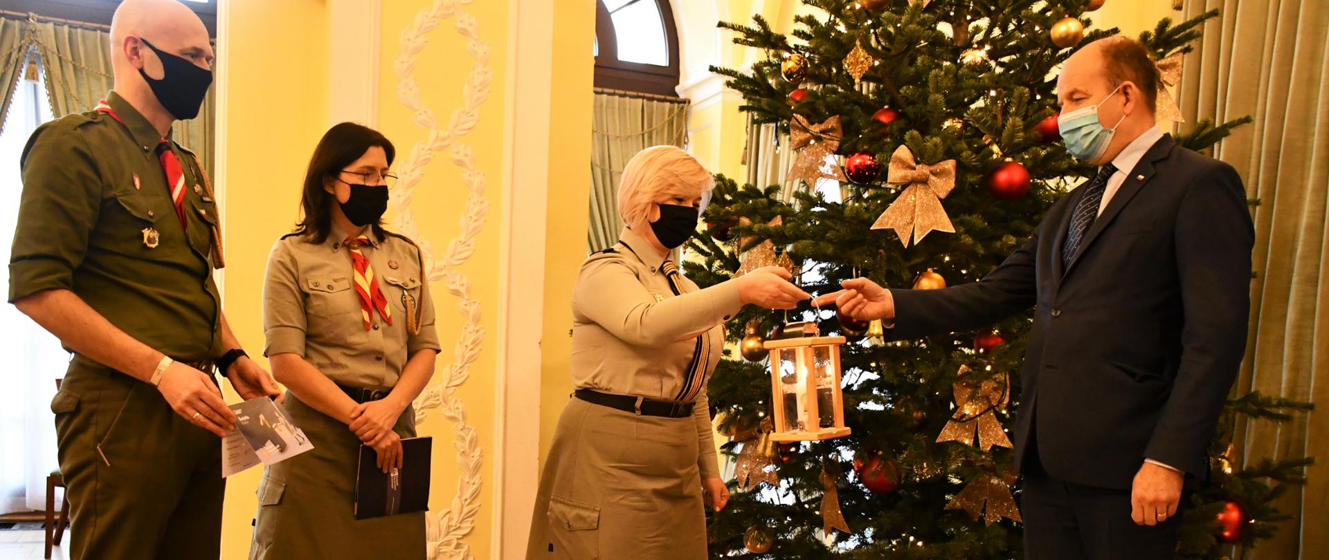 Betlejemskie Światło Pokoju dotarło na Mazowsze. Przekazanie światełka