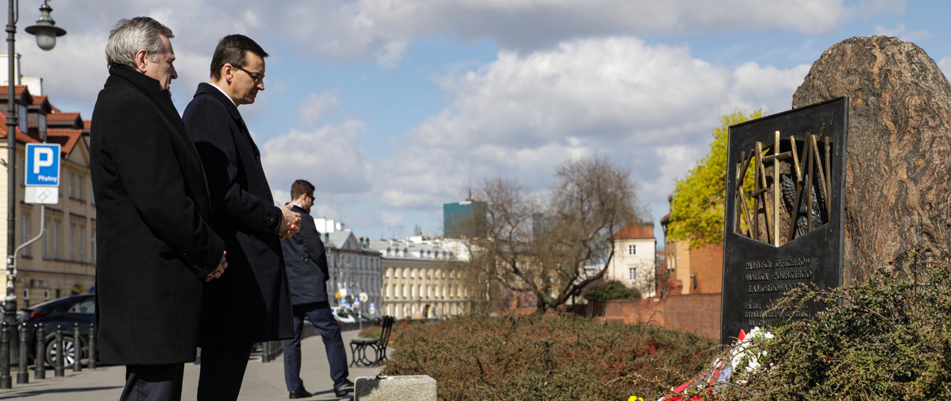 Piotr Gliński. Minister kultury wraz z premierem Mateuszem Morawieckim oddał dziś hołd Ofiarom Zbrodni Katyńskiej składając wieniec pod Kamieniem Katyńskim w Warszawie, fot Danuta Matloch