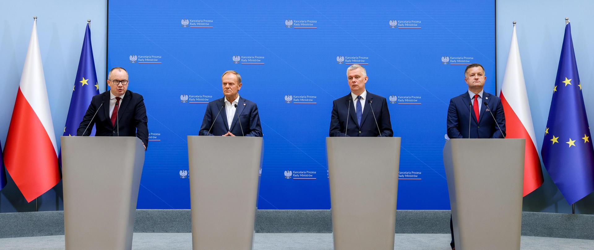 Warszawa, 05.06.2024. Premier Donald Tusk (2L), minister spraw wewnêtrznych i administracji, koordynator s³u¿b specjalnych Tomasz Siemoniak (2P), minister sprawiedliwoci Adam Bodnar (L) oraz szef S³u¿by Kontrwywiadu Wojskowego gen. bryg. Jaros³aw Stró¿yk (P) podczas konferencji prasowej w siedzibie KPRM w Warszawie, 5 bm. Premier og³osi³ rozpoczêcie dzia³añ komisji ds. zbadania wp³ywów rosyjskich i bia³oruskich w latach 20042024. (ps/ibor) PAP/Pawe³ Supernak