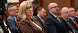 Sytuacyjne zdjęcie grupowe. Na zdjęciu m.in. Paulina Hennig-Kloska, minister klimatu i środowiska i Robert Gajda, zastępca prezesa zarządu NFOŚiGW.