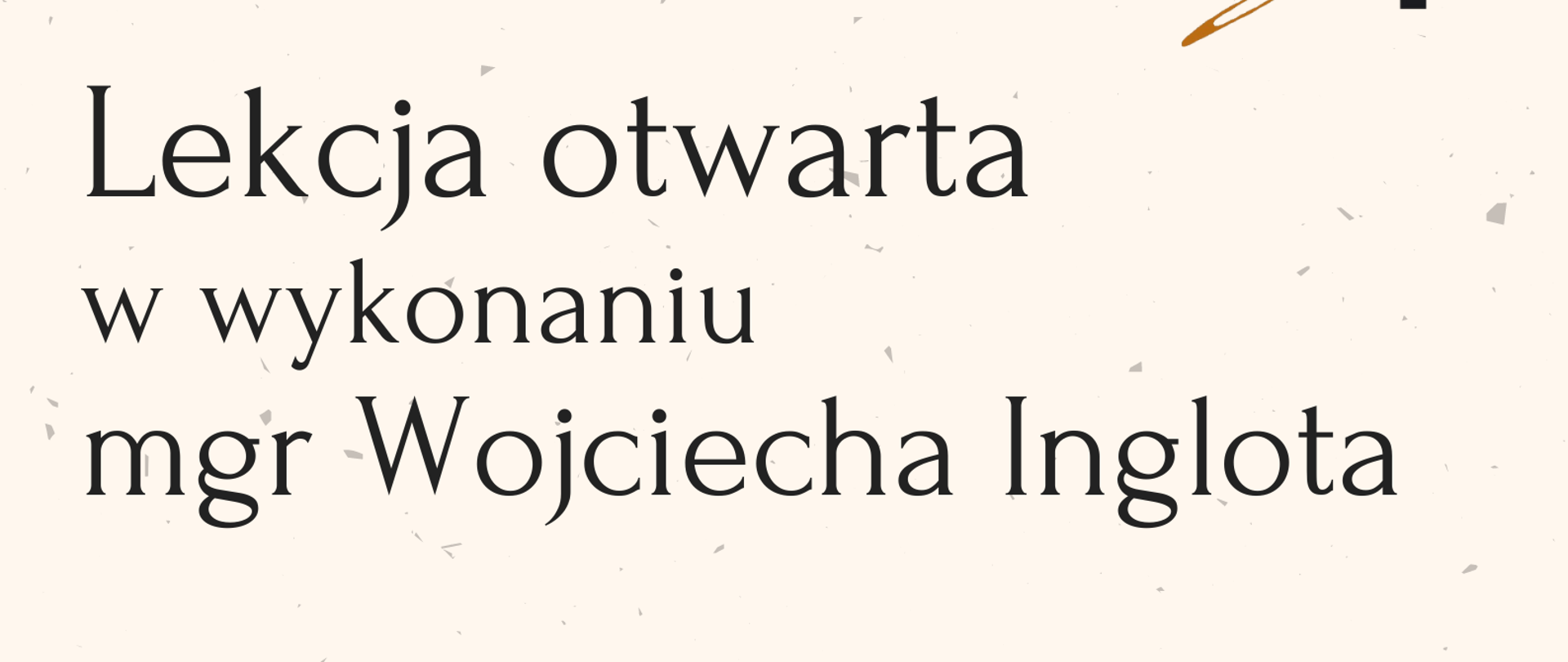 Plakat na kremowym tle z małymi drobinkami po całości. W prawym górnym rogu logo szkoły. Poniżej z lewej strony nazwa wydarzenia i dane prowadzącego lekcję, następnie miejsce, data i czas wydarzenia. Na środku plakatu w pozycji pionowej rycina saksofonu. Na samym dole po prawej stronie zaproszenie na wydarzenie